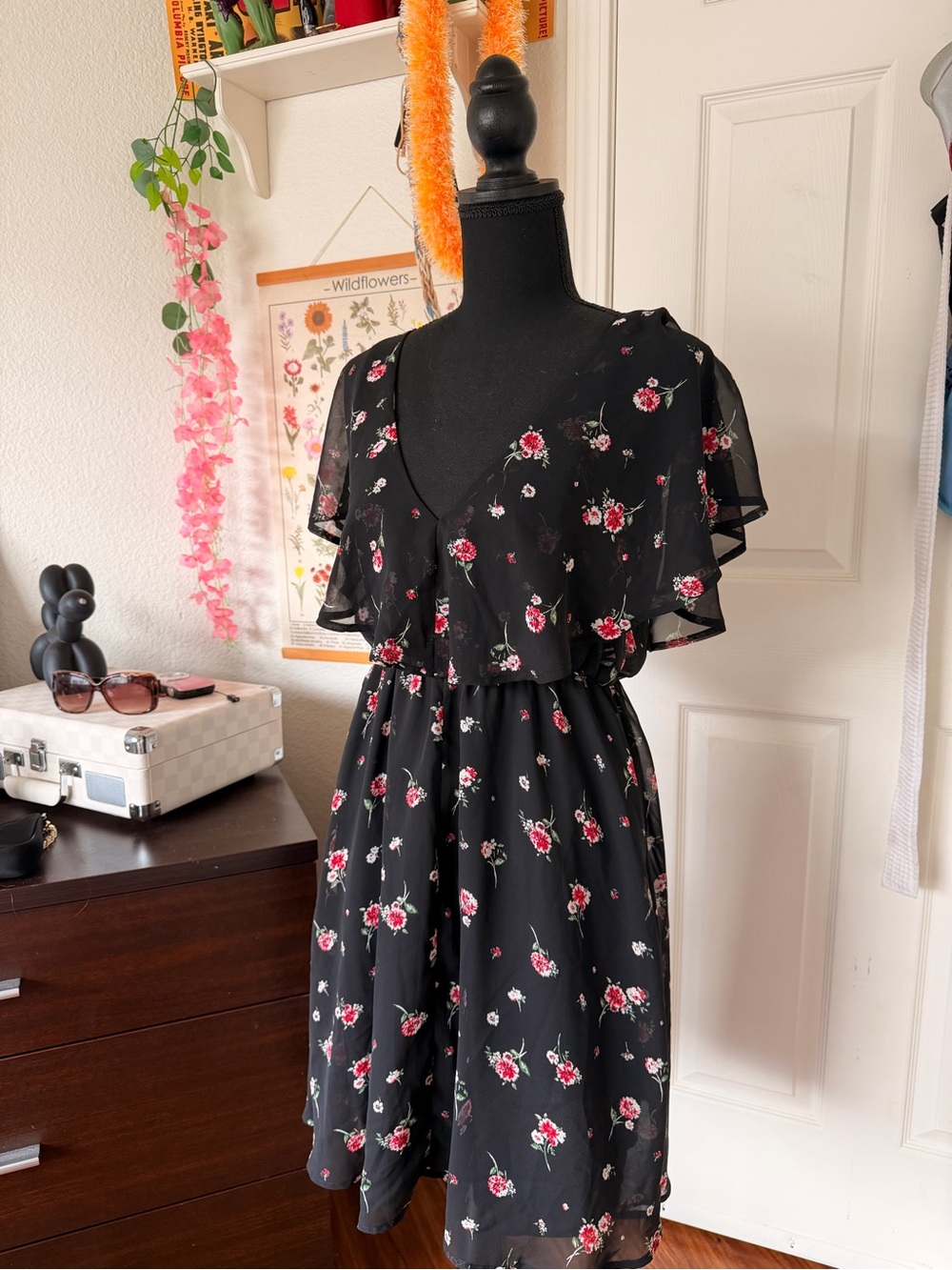 Vintage Floral V-Neck Black Dress with Ruffle Sleeves